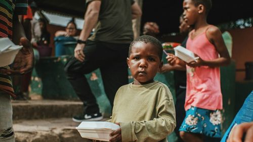 Foametea se întinde în Sudan, oamenii mănâncă pământ și frunze. Raport special al Reuters