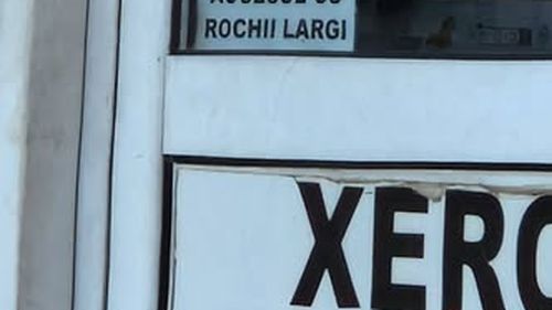 Un afiș de la intrarea unui magazin din Câmpia Turzii a stârnit controverse: "Interzis accesul cu rochii largi"