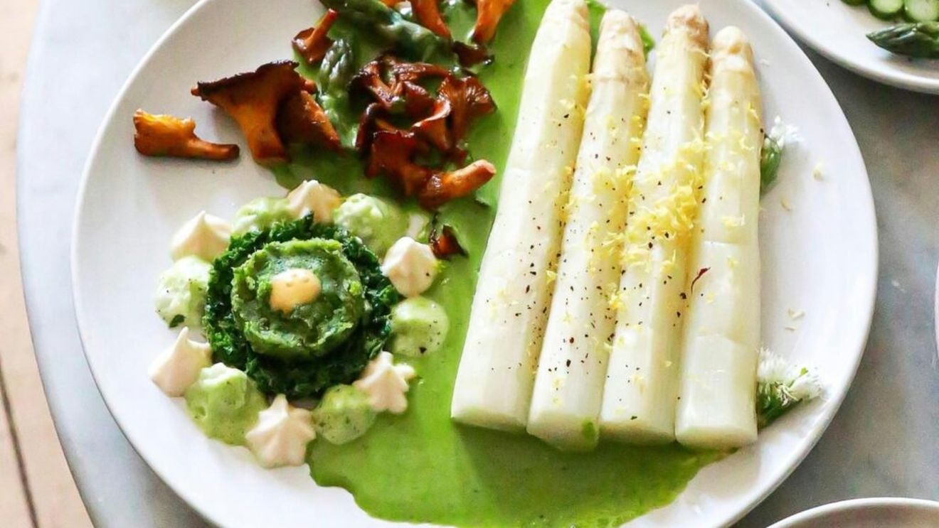 Sparanghelul alb, leguma fără clorofilă, dar plină de vitamine și minerale / Se gătește cam la fel cu sparanghelul verde, doar că este mai scump