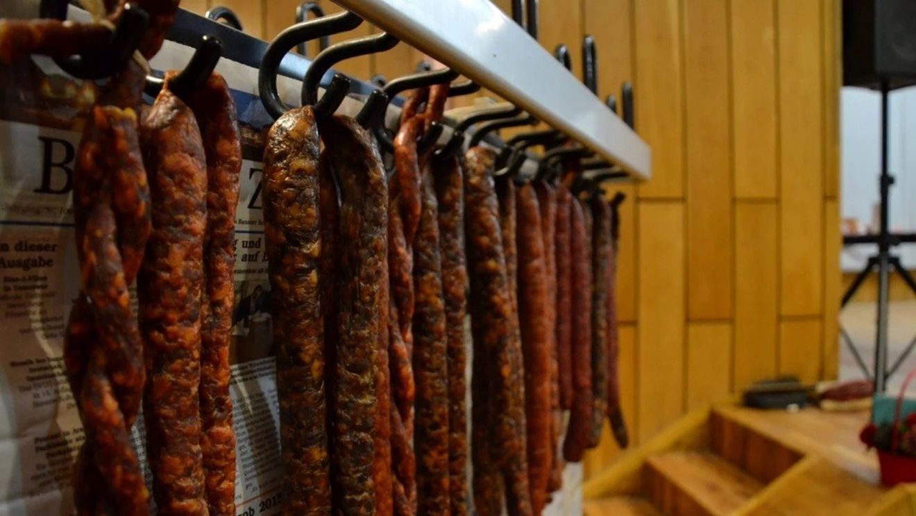 „Worschtkoschtprob” 2026 - o gustoasă tradiţie şvăbească continuă în Banat. Degustarea cârnaților ajunge în comuna Săcălaz