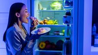 Mănânci după ora 21? Nu doar silueta poate avea de suferit. Un nou studiu arată cum sunt afectate intestinul și microbiomul