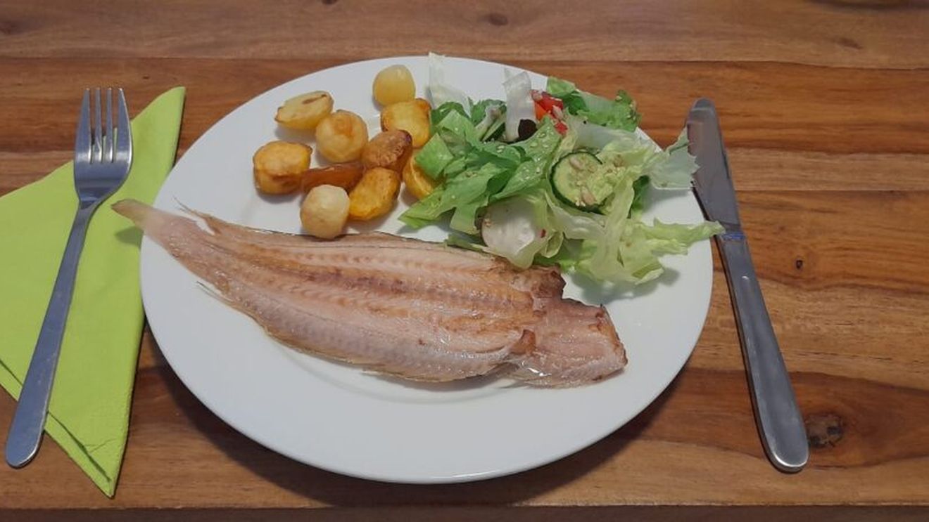 Pește cu garnitură de cartofi și salată. Un prânz echilibrat sau o cină lejeră pe care toată familia le va aprecia