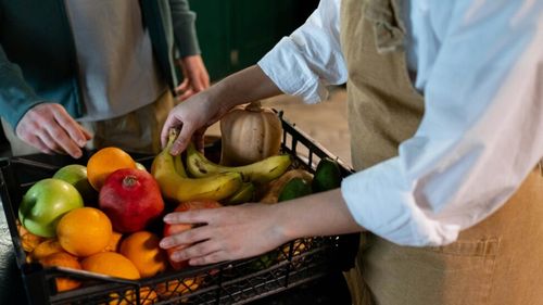 Cele mai bune șase alimente care îți pot reduce nivelul acidului uric: Bananele și merele, pe primele locuri / Așa vei putea fi ferit de gută sau pietre la rinichi