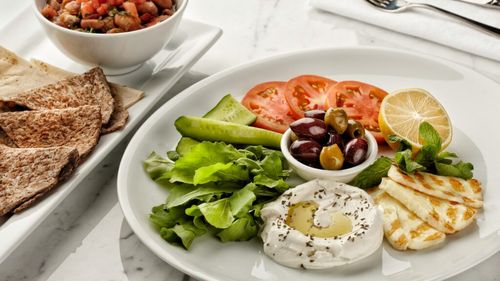 Dieta mediteraneeană, aliatul verii. Sprijină digestia, combate deshidratarea și protejează pielea de efectele soarelui