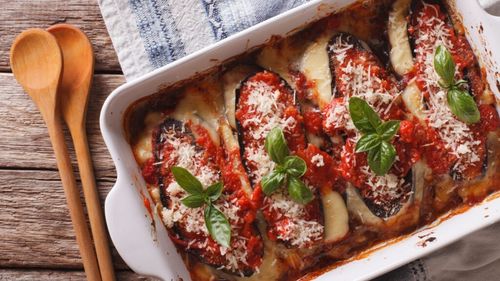 Prânzul de duminică. Parmigiana di melanzane, caserolă de vinete sau un fel de moussaka a italienilor