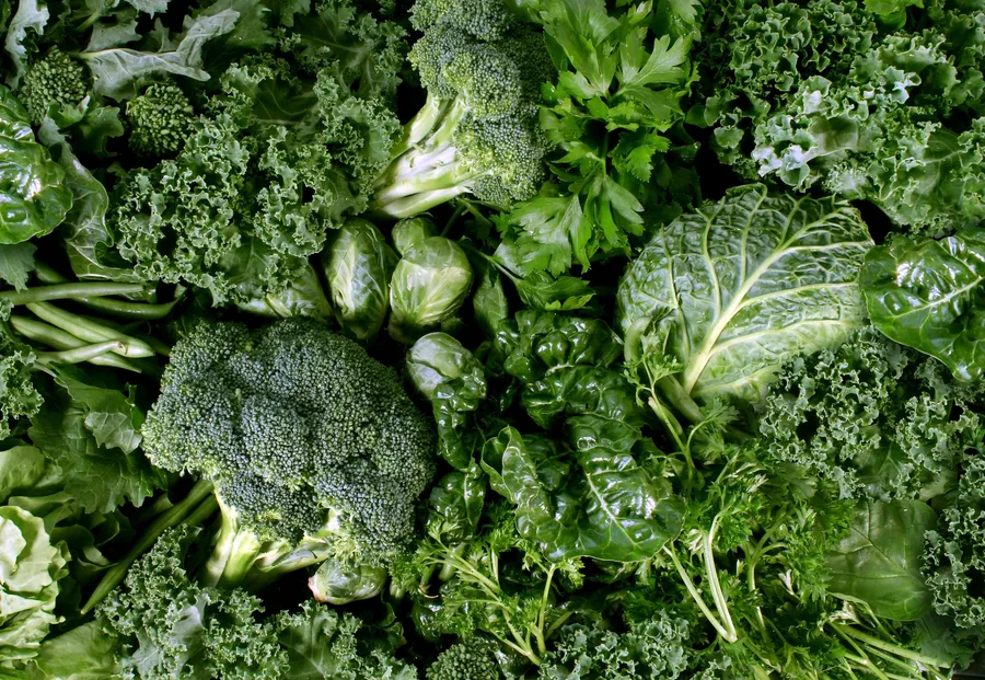 legume-legume-cu-frunze-verzi-legume-crucifere-sanatatea-creierului-sanatatea-inimii-sanatatea-intestinala-microbiom-intestinal-nutritie-alimentatie-sanatoasa-spanac-kale-rucola-mangold-broccoli-lastari-de-broccoli-sulforafan-sfecla-usturoi-ceapa-fibre-antioxidanti-sanatate