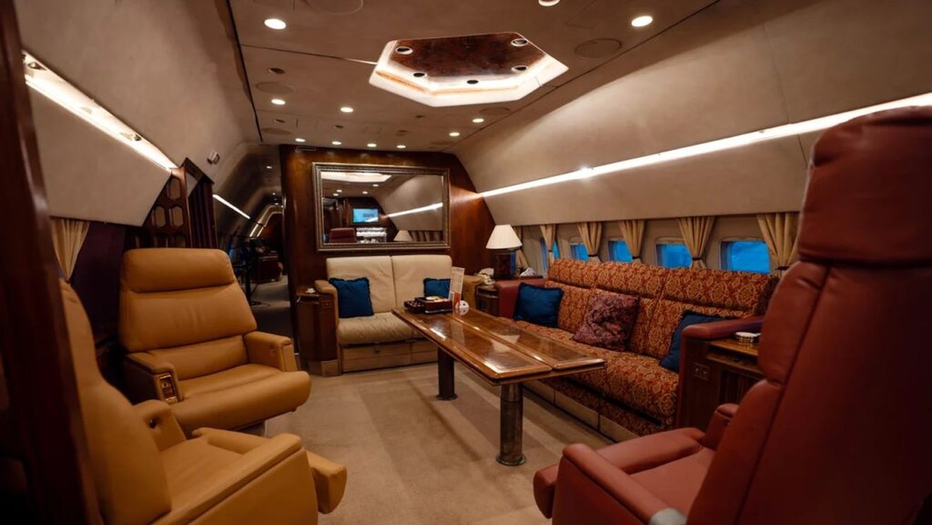 FOTO | Un Boeing 727 din anii '60 a devenit un loc de cazare luxos / Interiorul a rămas aproape neschimbat din 1981, dar are bucătărie, dormitor și chiar saună / Cât costă o noapte în „avionul miliardarilor”