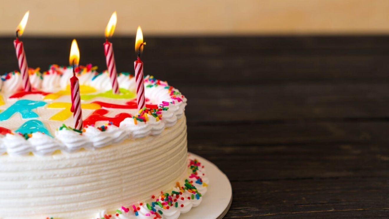 De la ritualul mistic, la suflatul în lumânările de pe tort, de azi / Lumânările de pe tort au o istorie străveche
