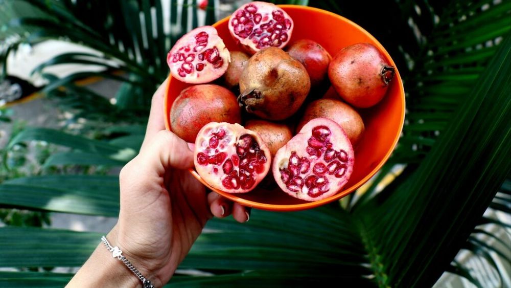 Semințele de rodie, „minunea” delicioasă care ne întreține sănătatea inimii și a intestinelor / Nutriționiștii recomandă rodiile deoarece conțin antioxidanți puternici și compuși vegetali antiinflamatori / Unele studii spun că ar putea preveni cancerul