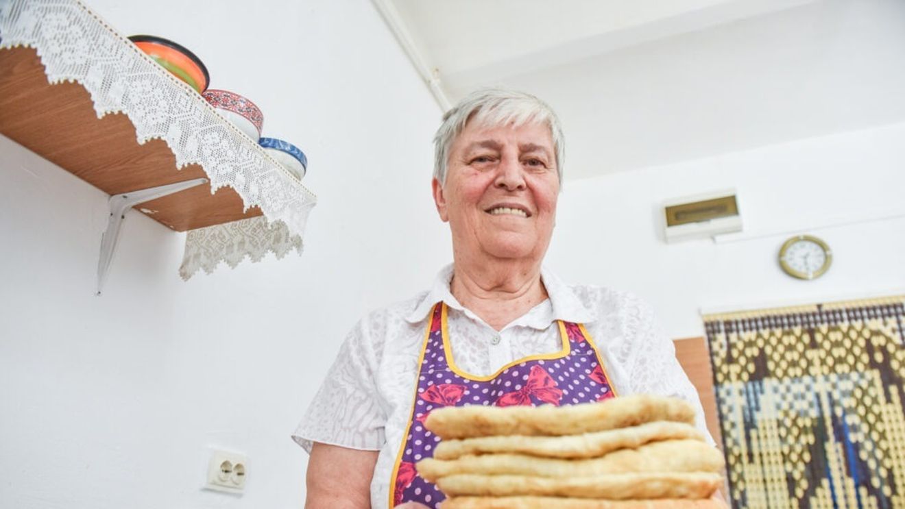 La 76 de ani, o pensionară face plăcinte bihorene în centrul Sibiului / „Le spun clienților că sunt plăcinte șmechere, au două fețe”
