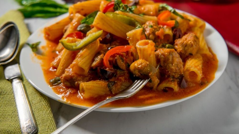 Pastele de vineri seara. Pasta alla zingara, o rețetă tradițională din zona Roma-Napoli, cu ardei, măsline și bacon