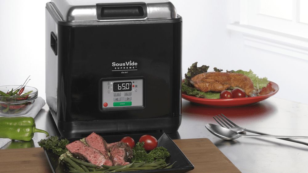 Metoda de gătire „sous vide” – un procedeu folosit de ani de zile în restaurantele fine dining – devine tot mai populară și în bucătăriile casnice / Ce alimente pot fi preparate astfel și ce echipamente sunt necesare