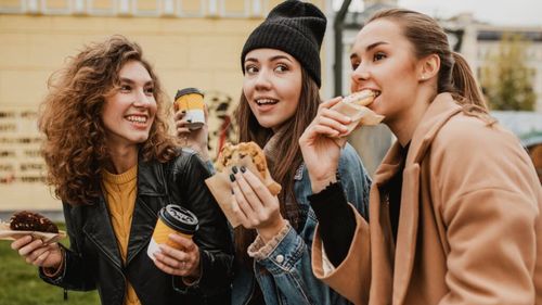 Ce și cum mănâncă Gen Z: 5% evită carnea, 34% consumă zilnic legume. Datele aparțin unui studiu al Asociației Dieteticienilor din România