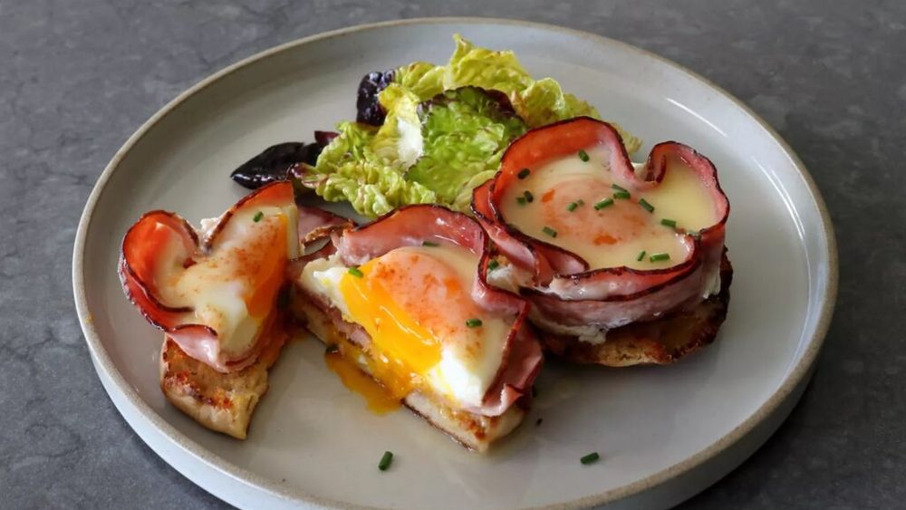 Ouă Benedict reinterpretate / Sunt coapte în forme de brioșe, cu șuncă și cu sos de unt cu lămâie, ideale pentru un mic dejun sățios