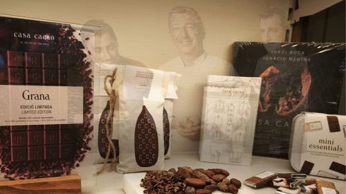 VIDEO | Casa Cacao, locul unde o esență amară se transformă într-un zâmbet dulce/ Jordi Roca, declarat cel mai bun pastry chef din lume, procesează bobul de cacao până la ciocolată, oferind un produs de 3 stele Michelin