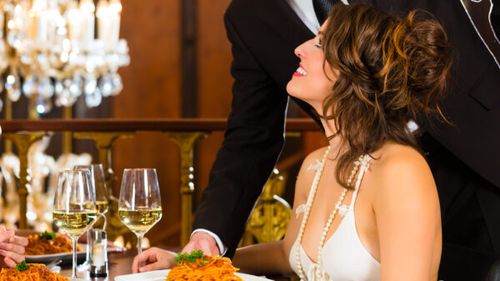 Te enervează când opătarul îți ia farfuria murdară din față înainte ca toată lumea să fi terminat de mâncat? Iată de ce se întâmplă acest lucru în restaurante. Excepția sunt cele cu stele Michelin