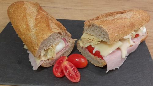 Sandwich club – rețeta clasică readaptată pentru o variantă de mic dejun cu mai puțină pâine și multe ingrediente