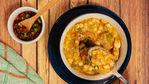 Locro, o supă cu porumb din gastronomia Argentinei. Are o consistență între gulaș și iahnia de fasole cu cârnați, cu porumb în loc de cartofi sau leguminoase