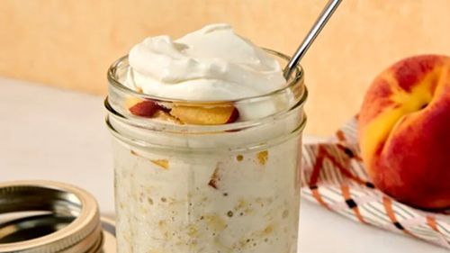 Ovăz cu piersici și cremă, pregătit de seara / Un mic dejun delicios ca un desert și sănătos ca un preparat dietetic