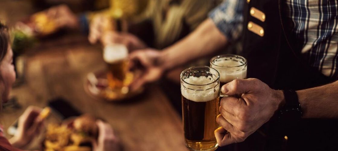Expertă în leadership: O bere cu un prieten poate fi mai sănătoasă decât o oră de sport de unul singur