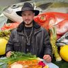 VIDEO Omul care a făcut viral mâncatul peștelui cu mâna: „N-am văzut în viața mea pe cineva să mănânce în halul ăsta de bine pește” / Povestea lui Costin Cuzdrioreanu, de la Victorița Pescărița: „M-am înfipt în calcanul ăla, cu mămăligă și mujdei”
