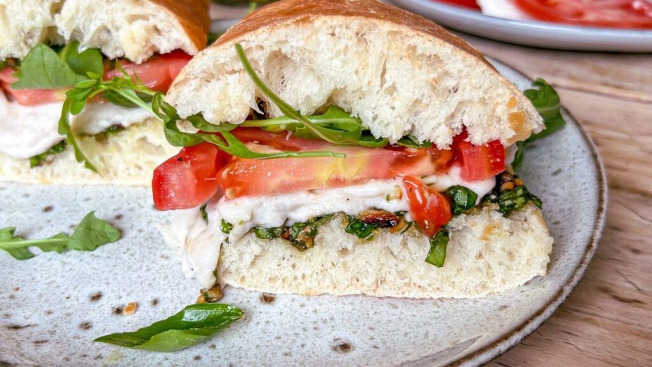 Sandvișul perfect de vară: Burrata Caprese, o rețetă rapidă și rafinată / Inspirat din celebra salată italiană, acest preparat este o opțiune ideală pentru micul dejun