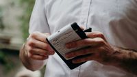 „Ăsta mă enervează, arde ouăle și scuipă în ele” / Mesajul scris de un chelner pe bonul de comandă la un restaurant a ajuns direct pe masa clientului