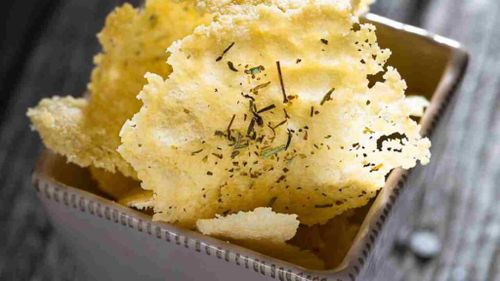 VIDEO / Chipsuri de parmezan la micul dejun, în loc de simplele felii de brânză pe pâine. Rapid, la cuptor sau în tigaie, cu arome adăugate sau fără