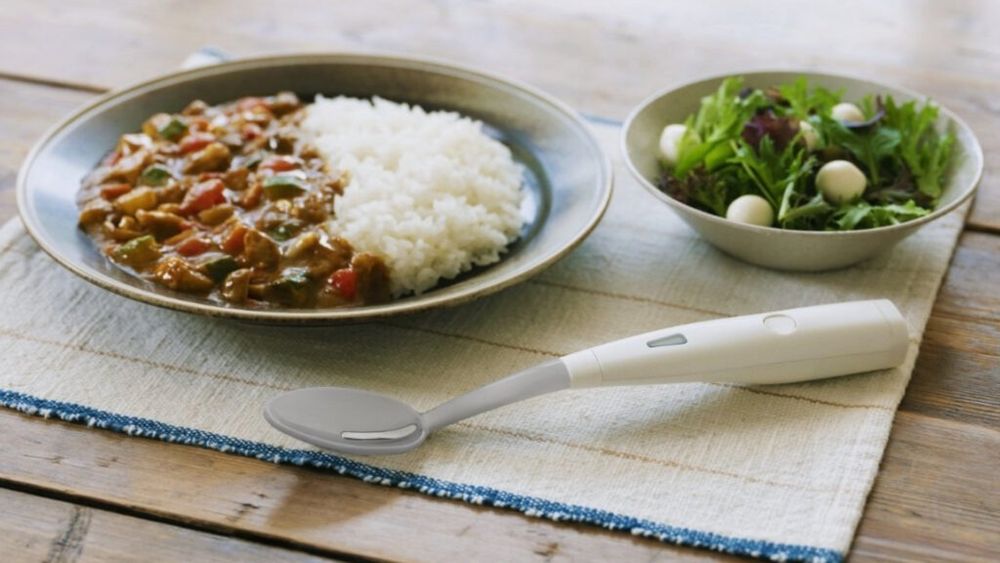 O companie din Japonia a lansat o lingură electrică despre care spune că promovează mâncatul sănătos / Dispozitivul ar face ca mâncarea să pară mai sărată