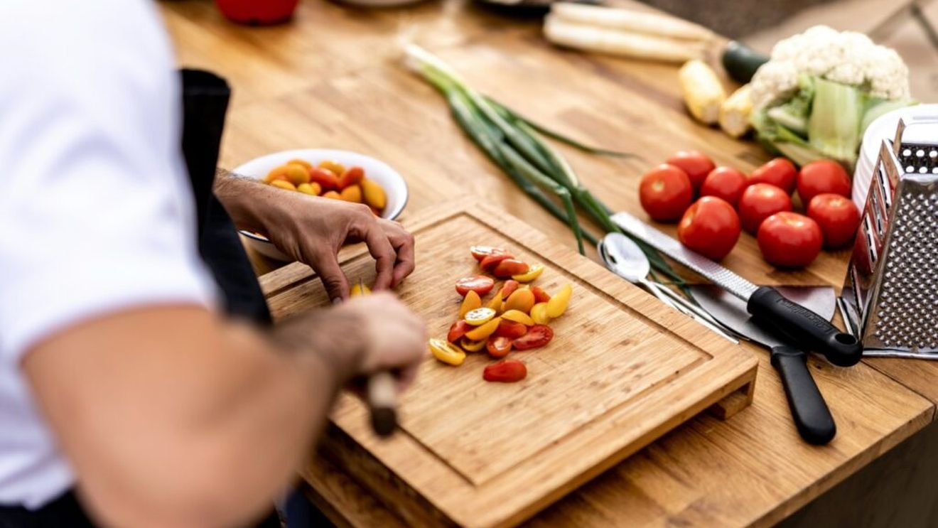 Program de formare profesională în specializarea ajutor de bucătar/ Cursuri ANOFM pentru 70 de persoane