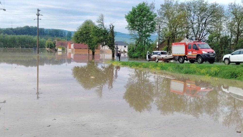 Inundații mai 2025: Terenuri agricole inundate controlat, în județul Covasna / Sute de animale evacuate în județul Brașov