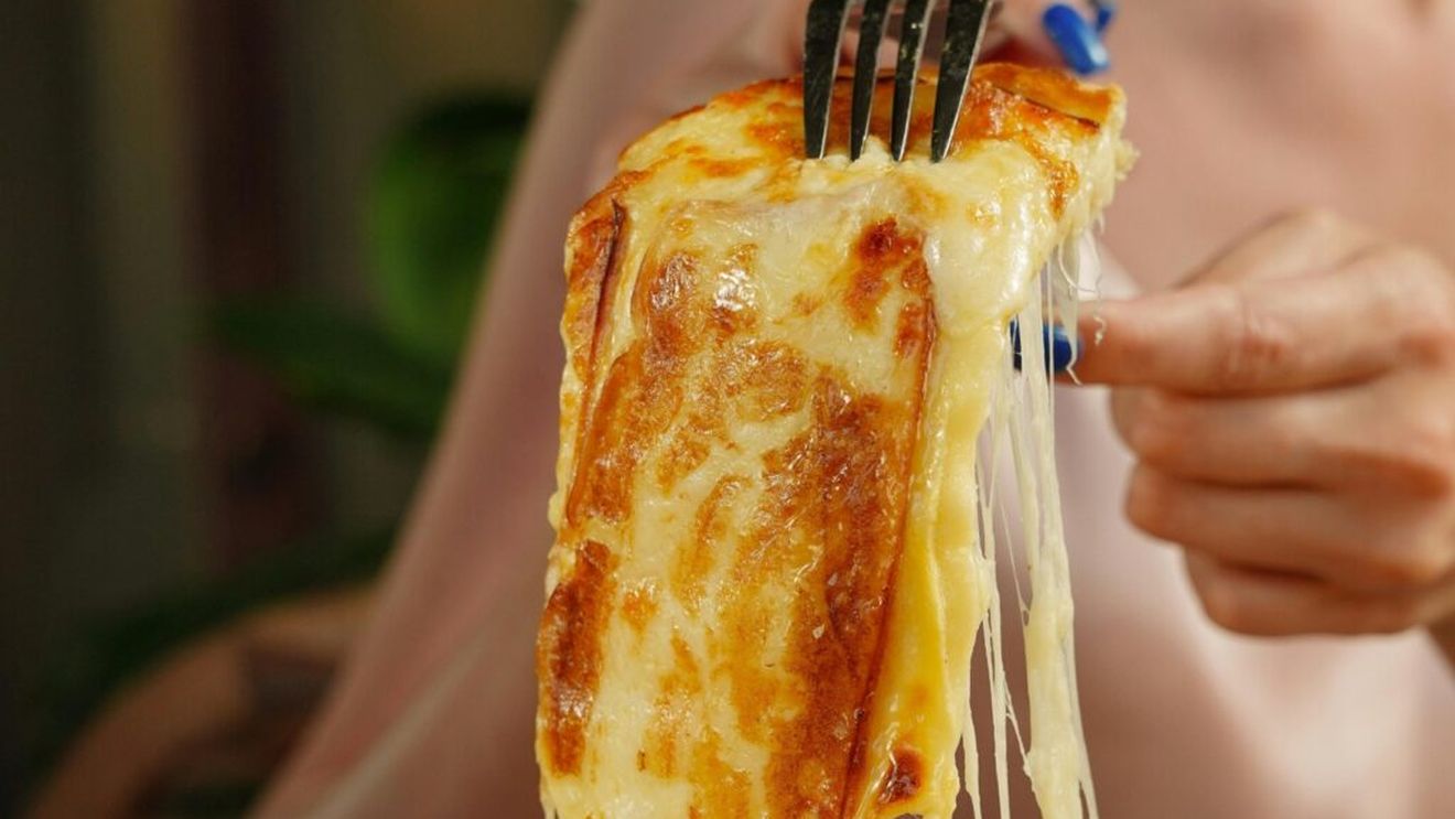 Cheddar sau mozzarella? Dieteticienii au stabilit care dintre aceste două tipuri de brânză, destul de asemănătoare din punct de vedere nutrițional, este mai sănătoasă: Mozzarella, mai slab calorică, mai puțin procesată și mai săracă în sare