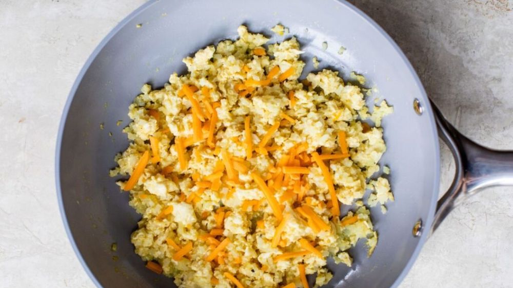 Idei de mic dejun. „Orez”  de conopidă cu ouă și brânză. Se prepară în câteva minute în tigaie