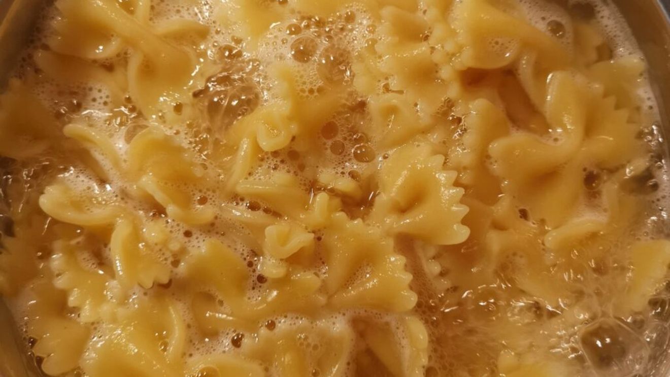 Nu mai arunca apa în care ai fiert pastele / Este bogată în amidon și te va ajuta la rețete de sosuri sau pentru a îngroșa unele supe