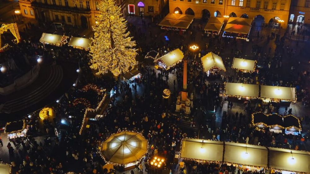 VIDEO | Târgul de Crăciun din Praga: De neratat (deși e tot timpul coadă) șunca de Praga rotisată cu răbdare, alături de o garnitură tradițională: cartofi cu varză murată