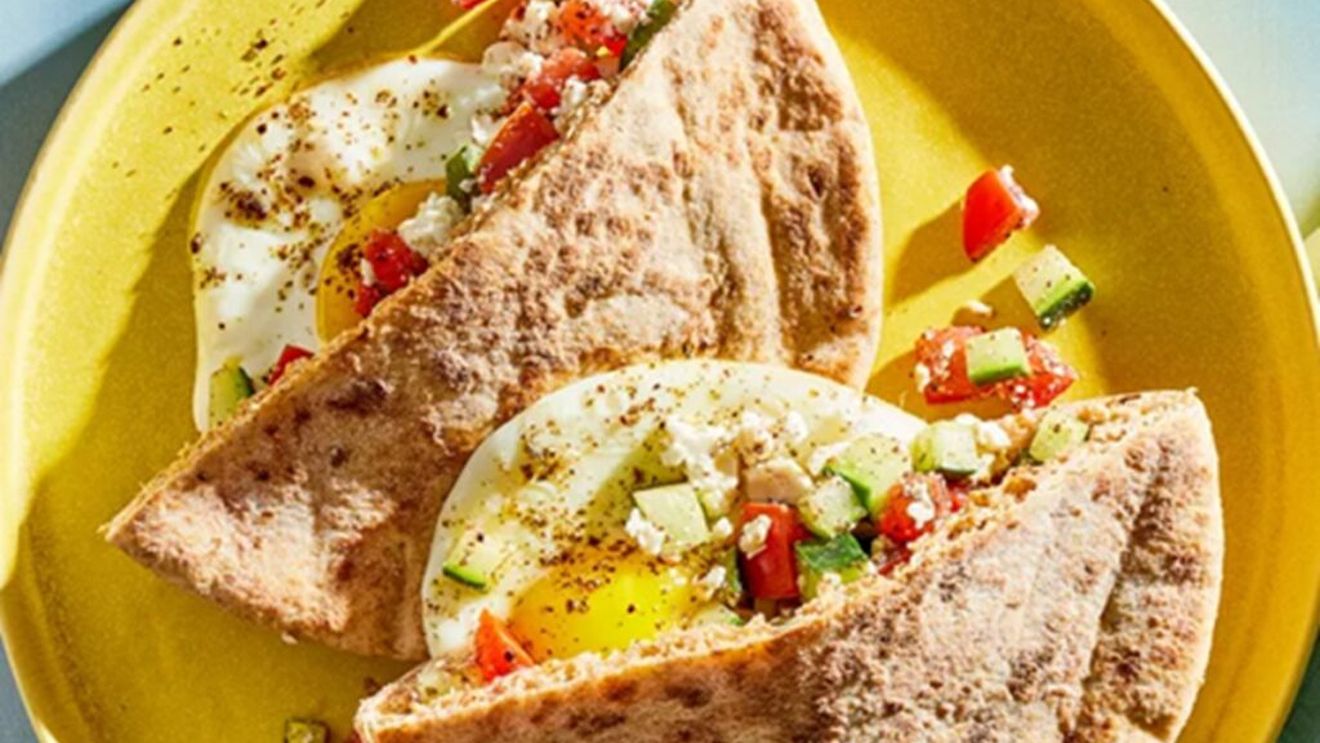 Pita cu ou, roșii și brânză feta / Un mic dejun potrivit și pentru diabetici, fiind sărac în carbohidrați