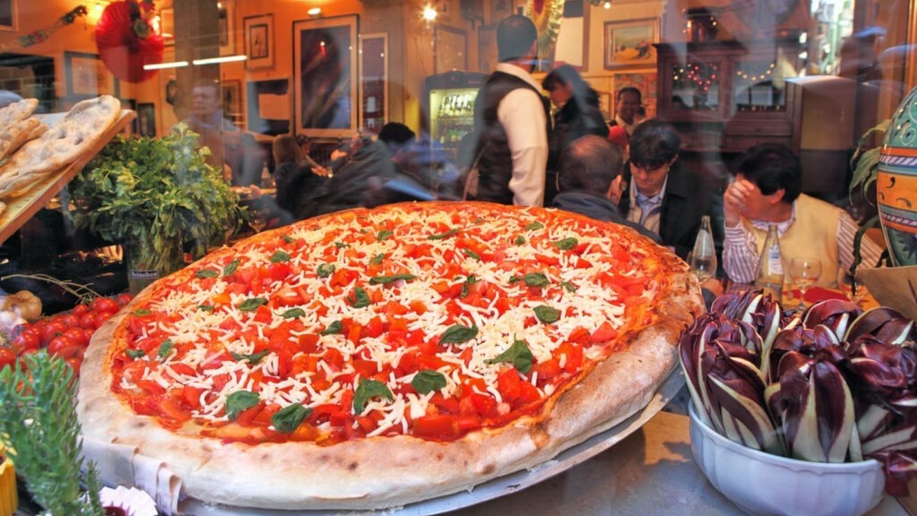 Agenții secreți ai pizzei napoletane: O rețea de „spioni ai gustului” pleacă în misiuni sub acoperire în restaurante din întreaga lume, din Japonia până în Ecuador, pentru a verifica dacă se respectă rețeta originală 