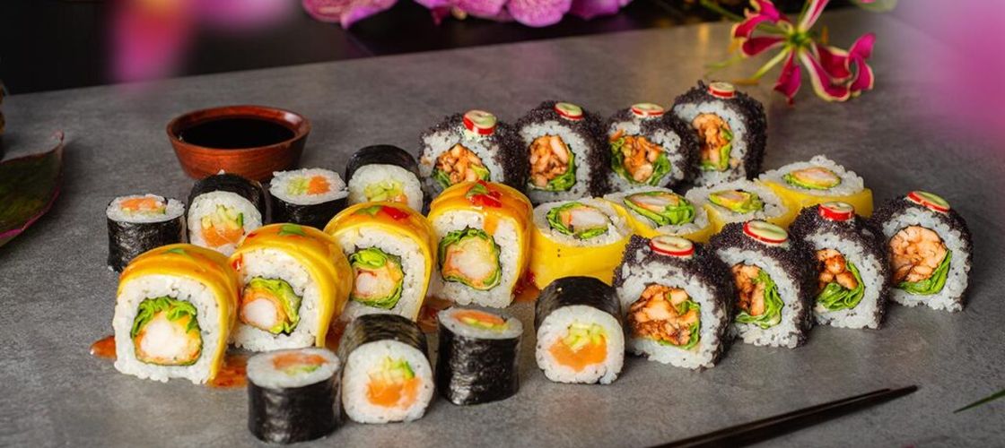 VIDEO | Mașina de preparat sushi, care întinde orezul pe foaia de alge. Nu funcționează fără bucătar, dar este principalul ajutor al acestuia. Mai repede de atât nu poți fi servit
