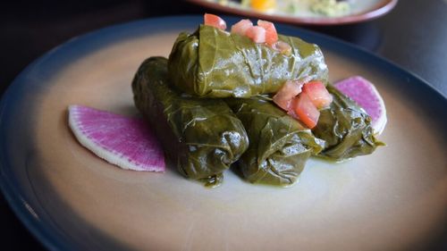 VIDEO / Cum arată sarmalele în Iran: cu iaurt, usturoi, verdețuri și uneori… stafide. Chef Mehrzad Moghazehi: „ Unele se fac cu ingrediente dulci”