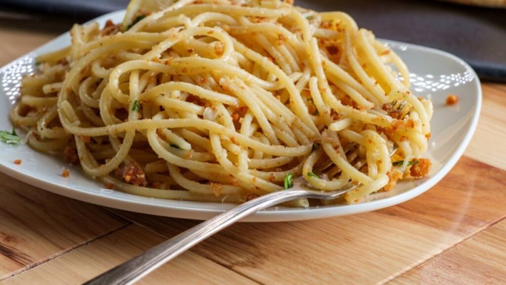 Pastele de vineri seara. Spaghetti cu fileuri de anșoa în unt și pesmet crocant în loc de parmezan. Rețetă rapidă și plină de gust, care ține vara pe loc