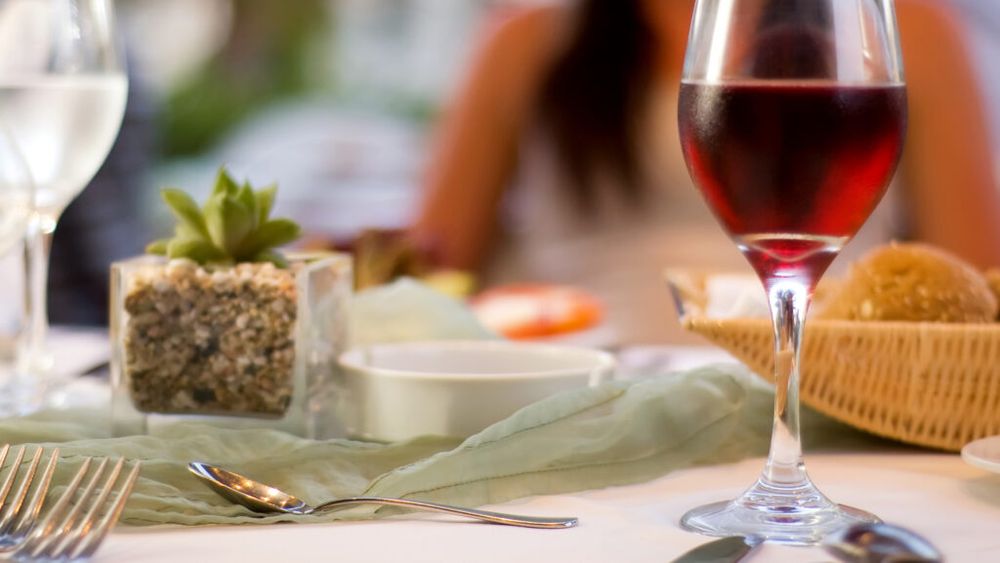 Crezi că un pahar de vin roșu protejează inima? 6 mituri despre alcool demontate de specialiști