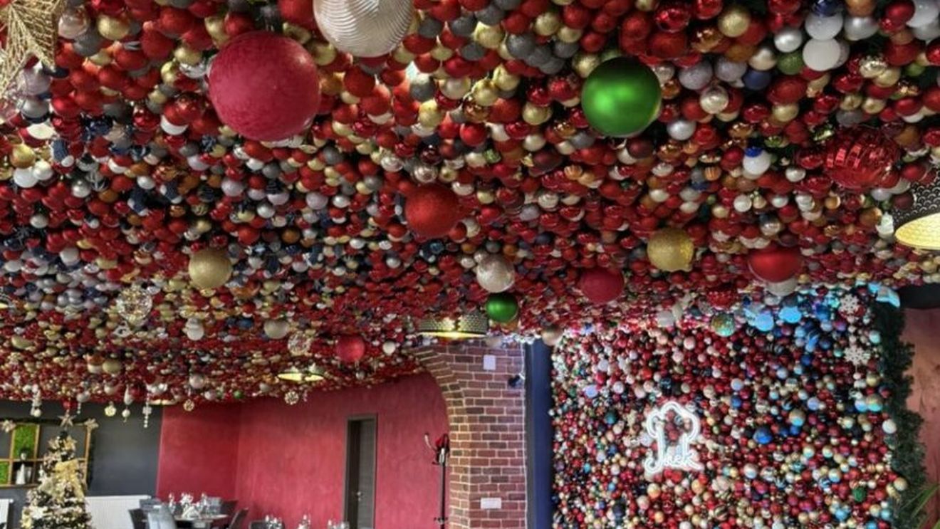 VIDEO | Un restaurant de lângă Timișoara și-a decorat tavanul cu aproape 25.000 de globuri de Crăciun