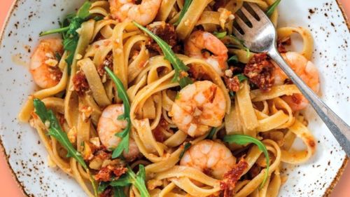 Pastele de vineri seara. Tagliatelle cu creveți și roșii uscate. Un concentrat de gust și savoare rapid de preparat și care nu costă deloc o avere