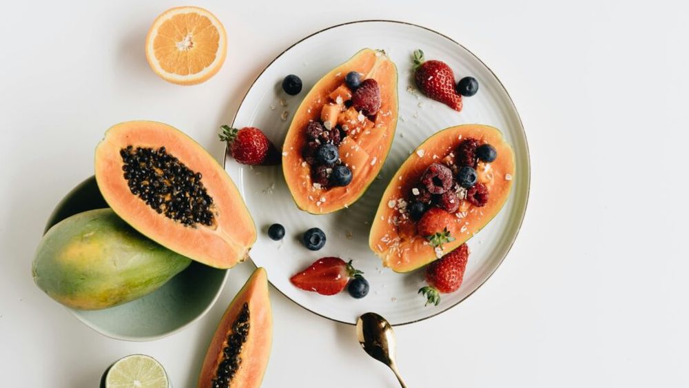 Papaya este un fruct delicios, dar semințele lui pot fi periculoase / Un nutriționist explică faptul că acestea pot fi toxice, pot distruge fertilitatea și pot da alergii și probleme digestive