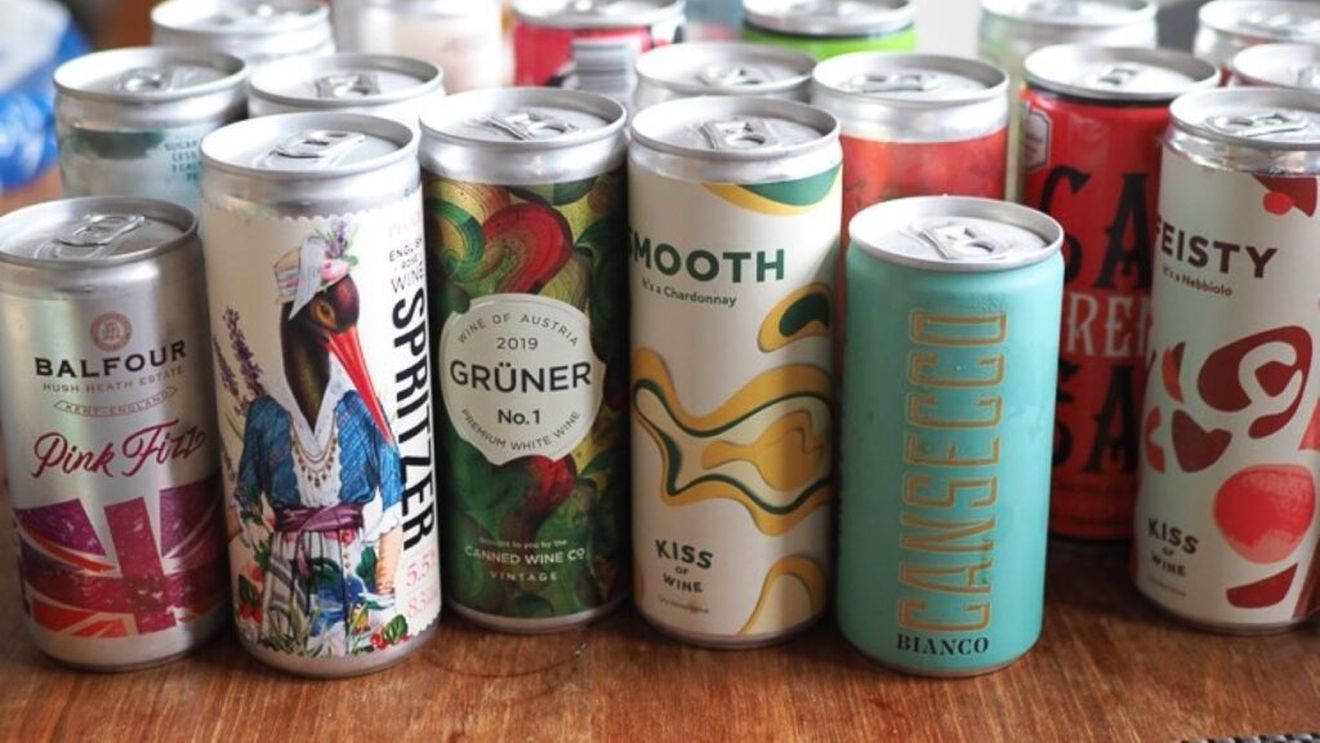 Crește consumul de cocktariluri și vin în doze de aluminiu. Sunt mai ușor de reciclat, mai ieftine și oferă un consum imediat la preț mai mic