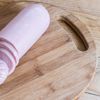 Parizer vândut ca fiind de porc, dar cu doar 1% carne de porc la analize / Explicația producătorului: apa ar fi „transformat” porcul în pui