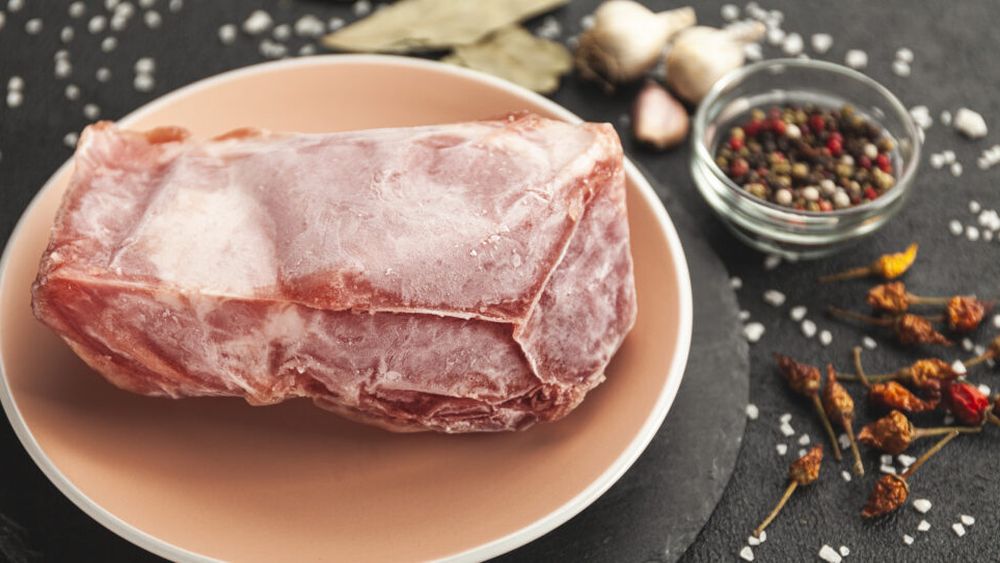 Ai lăsat carnea congelată pe blat? După cât timp trebuie să o arunci / Care sunt metodele sigure pentru a decongela carnea