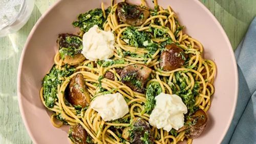 Spaghete cu ciuperci, spanac și ricotta / O cină reconfortantă și simplă, cu doar cinci ingrediente