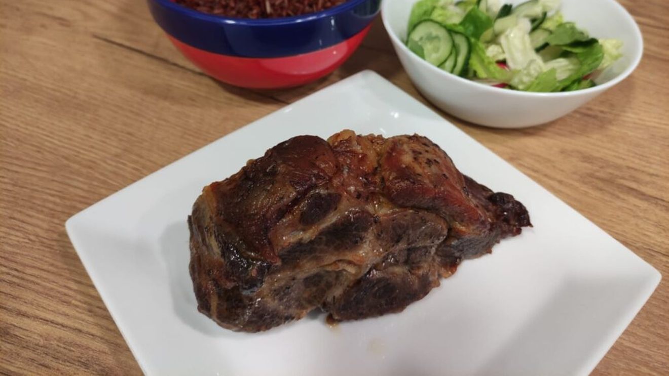 Rețetele Juanitei: Friptură de ceafă de porc la cuptor cu garnitură de orez roșu