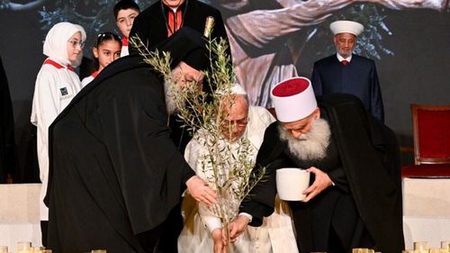 VIDEO | Papa Leon al XIV-lea a plantat, înconjurat de lideri religioşi libanezi, un măslin tânăr, ca simbol al păcii, sub un cort uriaş ridicat în centrul Beirutului